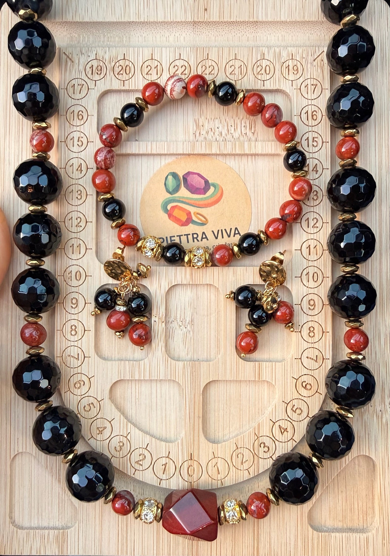 Conjunto de Ágatas pretas, Jaspe vermelho e e Hematitas Douradas